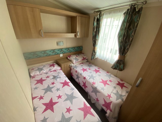 109b - Twin bedroom