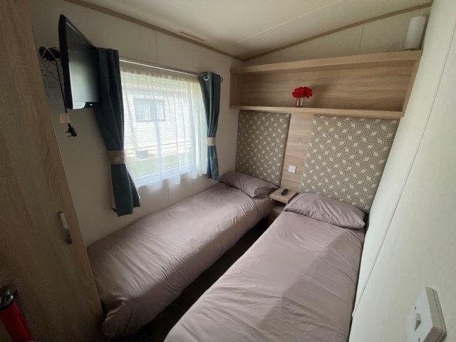 F22 - Twin bedroom