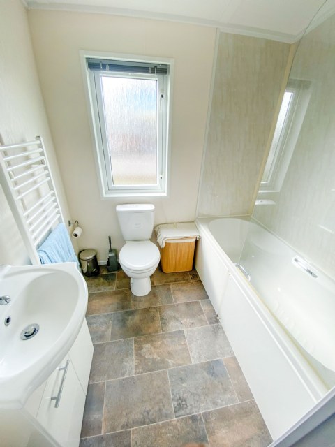 C13 - Ensuite Bath/Shower, Toilet & Basin